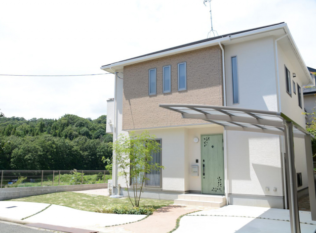 注文住宅　三連窓のキュートな家