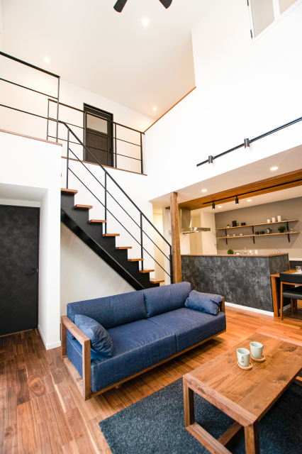 竹原市　注文住宅　吹き抜けとインナーガレージのある家