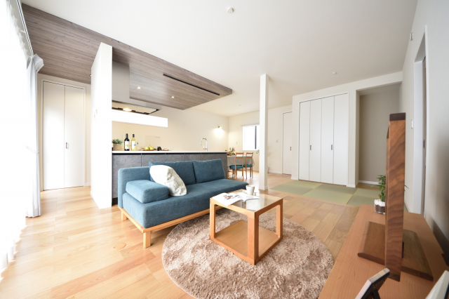 福山市　注文住宅　仕切りを最大限無くしすっきりとシンプルで美しいリビングルームの家